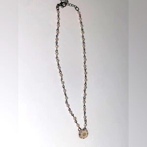 Short beige necklace